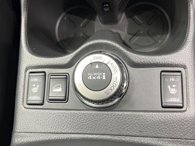 【シートヒーター】寒い日に重宝するシートヒーター！エアコンより早く温まってくれるので寒がりの人も安心ですね♪エアコンの温風は乾燥するから苦手、という方にもをおすすめです。