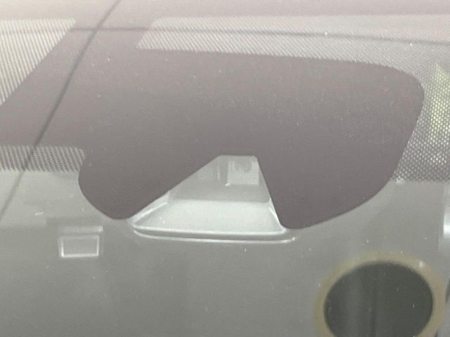 【エマージェンシーブレーキ】走行中に前方の車両等を認識し、衝突しそうな時は警報とブレーキで衝突回避と被害軽減をアシスト。より安全にドライブをお楽しみいただけます。