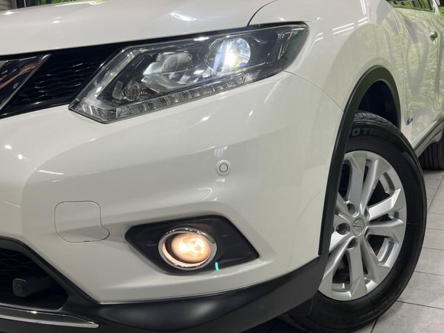 【LEDヘッドライト】悪天候や夜間走行時も良好な視界を確保し安心して運転できる高輝度LEDヘッドライトを装備！点灯速度が早く、消費電力も抑えられています。