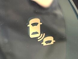 【ブラインドスポットインフォメーション】走行中、ドアミラーの死角になりやすい箇所に後続車が接近するとサイドミラー付近に警告を表示、ドライバーに注意喚起をしてくれます。