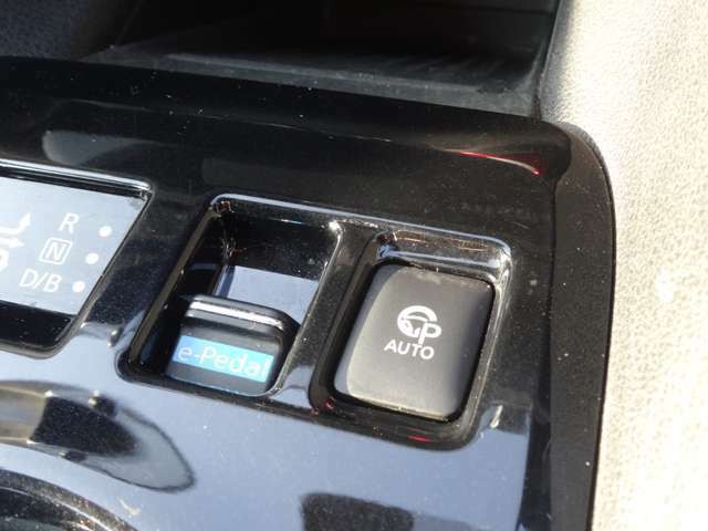 パーキングアシスト付きです。なんとボタン一つで駐車のアシストができます。