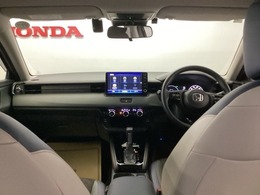 フロントガラスが大きく、ワイドな視界で運転もしやすくなるように設定されています。視認性のよいインパネ周りです。操作スイッチやカップホルダーも使いやすい位置に配置されています。