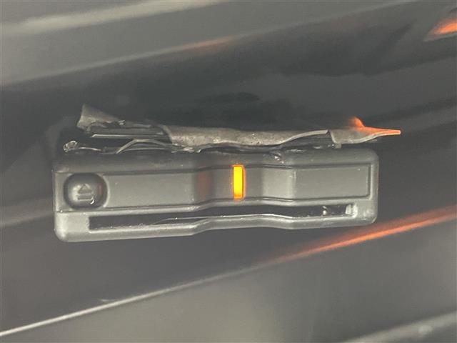 【ETC】有料道路を利用する際に料金所で停止することなく通過できる、ETC車載器（ノンストップ自動料金収受システム機器）が装備されています。セットアップを行うことで利用可能になります。