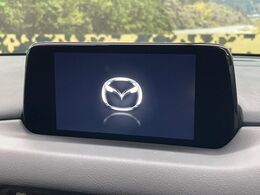 【マツダコネクトナビ】車内の雰囲気にマッチした一体型タイプのナビ。各種車輌設定やBluetooth再生等、様々な機能が楽しめます。直感的なダイヤル操作が可能で、使い勝手も良好です。