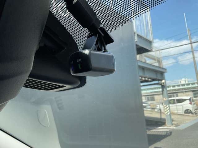 日産オリジナルドライブレコーダーです。車室内カメラによる車内および車側面の撮影記録が駐車時の安心をたかめます。