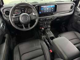 12.3インチモニターが際立つニューインテリア。シートはファイナルエディション専用ブラックナッパレザーとなりました。ゴールドのステッチがアクセントのコーディネートになっています。