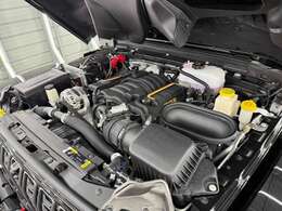 392とは排気量（cc）をアメリカ換算したキュービックインチ（cui）の略のこと。すなわち6.4Lは392cuiとなります。