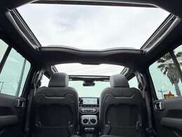 約20秒で前から後ろまでフルオープンになるスカイトップならではの解放感はハンパないほど気持ちいい！！