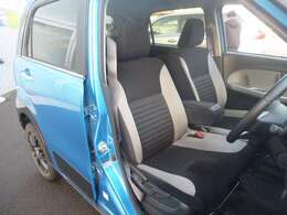 大型アームレスト付ベンチシート。