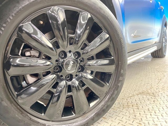 ●純正18インチアルミホイール：輸入車ならではの卓越した走りを支えるホイールと足回りです！日本車の走りに慣れている方にもぜひ体感して頂きたいほど、高いレベルでまとまっています！