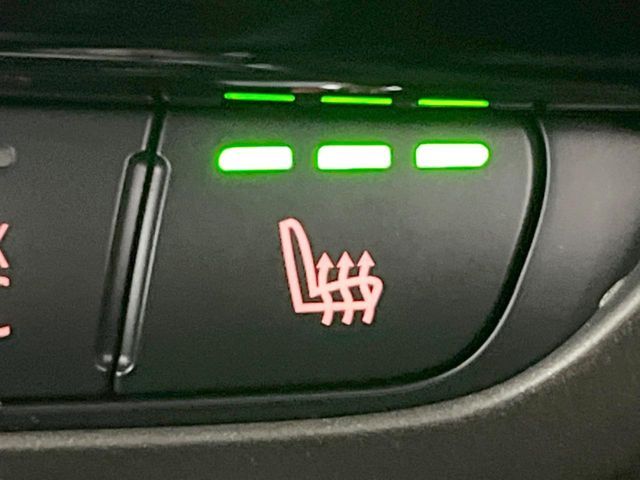 ●フロントシートヒーティング：運転席・助手席共に三段階で調節が可能なシートヒーターを装備しております。季節を問わず快適にご使用いただけます。