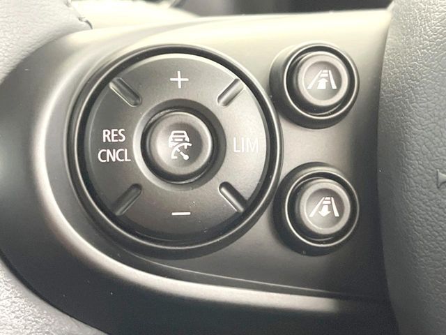 ●アクティブクルーズコントロール：前の車との車間距離を一定にとりつつ、一定速度で自動走行してくれる次世代のクルーズコントロール！主に高速道路や自動車専用道路で使用する便利な機能です！