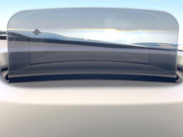 ●ヘッドアップディスプレイ：現在の速度や走行情報をデジタル表示で運転席前方のガラスに投影！運転中、視線をずらさず必要な情報を確認できるのでとっても便利で安心！