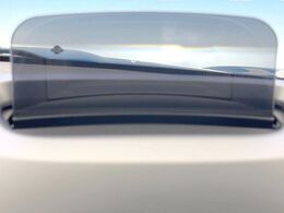 ●ヘッドアップディスプレイ：現在の速度や走行情報をデジタル表示で運転席前方のガラスに投影！運転中、視線をずらさず必要な情報を確認できるのでとっても便利で安心！