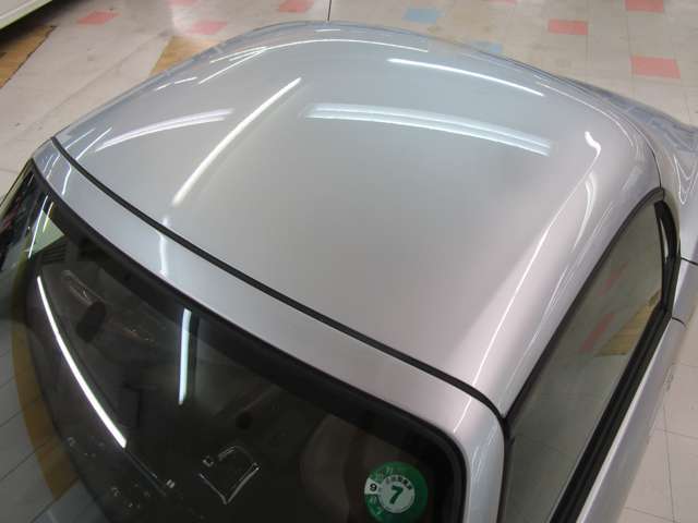 ルーフは色褪せや凹み傷なども無くきれいな状態です