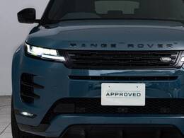 アダプティブLEDヘッドライトは、際立つデザインと高度な機能性を融合！直線的に伸びるLED光が、ハンドルの旋回に合わせて進行方向を常に明るく照らし、夜間の視認性と安全性を強化します。