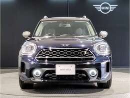 MINIのフロントグリルのデザインはイギリスで生まれた当初から、シルバーのサイドバーが折り重なった伝統的なデザインで御座います。その伝統はBMWのお車になってからでも少しずつ形を変えて守られております