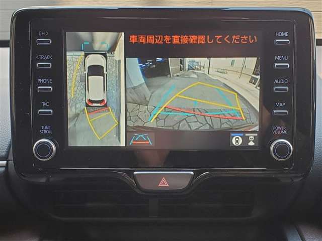 パノラミックビューモニター付きです。車両を上から見たような映像をディスプレイオーディオ画面に表示。運転席からの目視だけでは見にくい、車両周辺の状況をリアルタイムでしっかり確認できます。