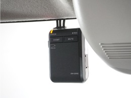 ◆ドライブレコーダー◆映像・音声などを記録する自動車用の装置です。　もしもの事故の際の記録はもちろん、旅行の際の思い出としてドライブの映像を楽しむことができます。