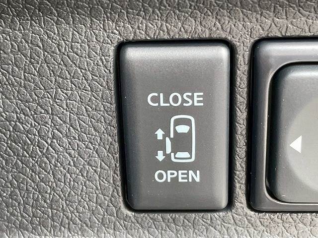 【電動スライドドア】運転席よりボタンひとつで開閉可能なスライドドアです。雨の日のお迎えの時など役立ちますね。