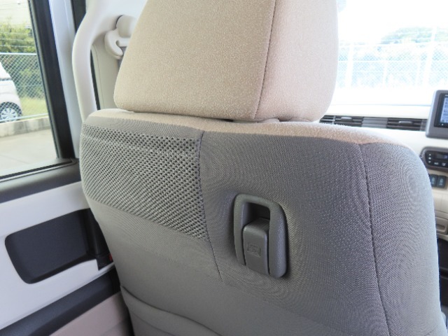 【コンビニフック】座席背面にはお買い物袋やちょっとしたカバンをかけておくのに便利なコンビニフックが配置されています。