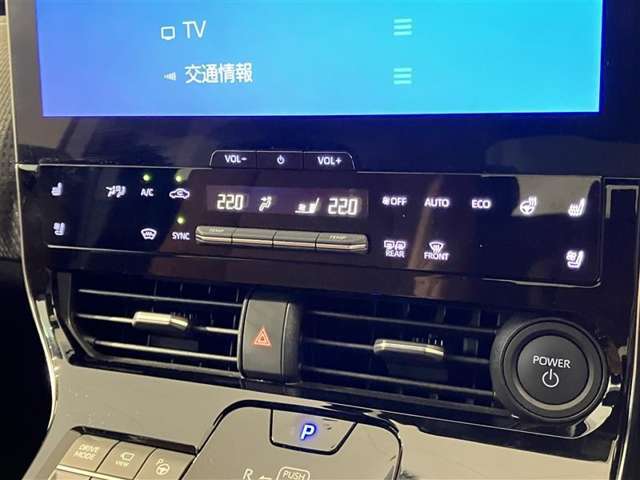 左右独立温度コントロールフルオートエアコンです。運転席、助手席それぞれで独立して温度設定ができます。冷え性の方が乗っても安心ですね♪
