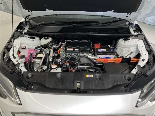 エンジンルーム普段は見えないエンジンルームですが、お手入れが大切な場所ですね。トヨタカローラ名古屋のU-Carはエンジンルームも仕上げております