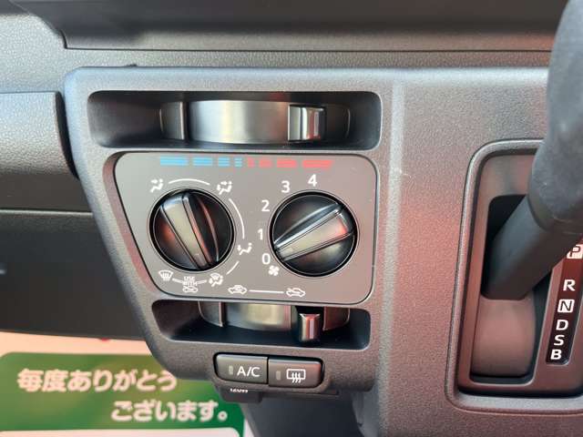 オートエアコン標準装備です。簡単操作で車内が設定した温度になるまで風量、吹き出し口を自動的に調整してくれます。いつでも快適な運転が楽しめます。