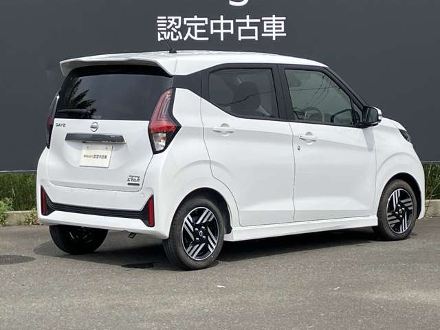 後部座席はプライバシーガラスとなっています。座っている人や置いてある荷物が見えにくくなっているのでプライバシーの確保が出来ます。ぜひ見て確認してみて下さい
