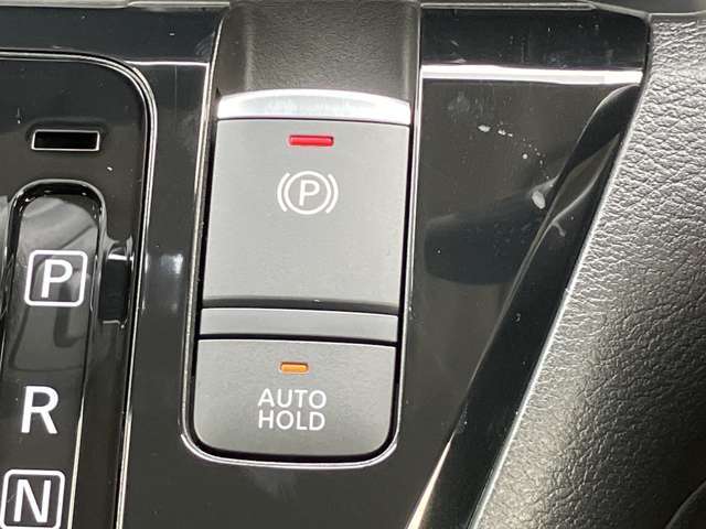 電動ブレーキ＆オートホールドでブレーキ力を自動でキープ信号待ちなどの停車時に、ブレーキペダルを踏み続けていなくても自動的にブレーキ力がキープ。ペダルを踏み続けることによる足の疲れを緩和します。