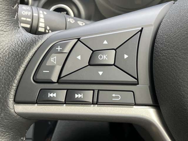 ステアリングスイッチ搭載！ハンドルひとつで手を離さなくても運転中視線をそらさなくても操作が出来て便利です
