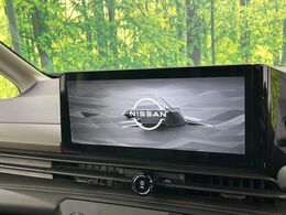 【メーカー純正ナビ】インテリアに溶け込むスタイリッシュな「専用設計」メーカーナビを装備♪視認性や操作性など基本性能にも優れ、より上質なカーライフをお楽しみいただけます。