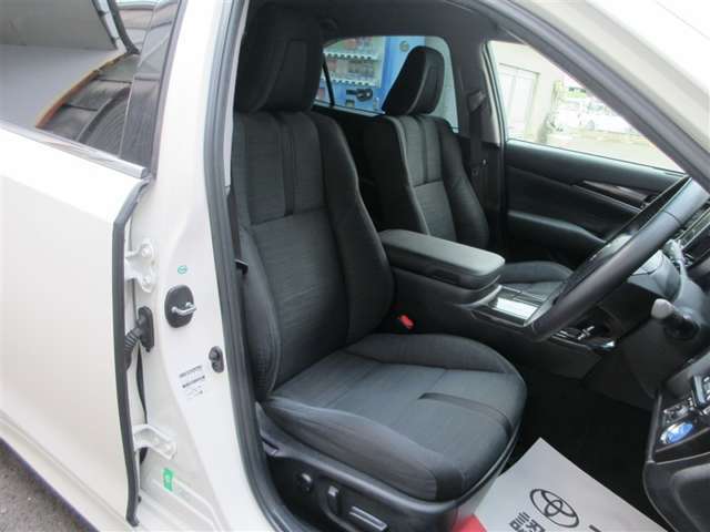 低燃費で環境にもやさしいハイブリッド車です。トヨタ専用診断機器でハイブリッドシステムを綿密に点検してあります！