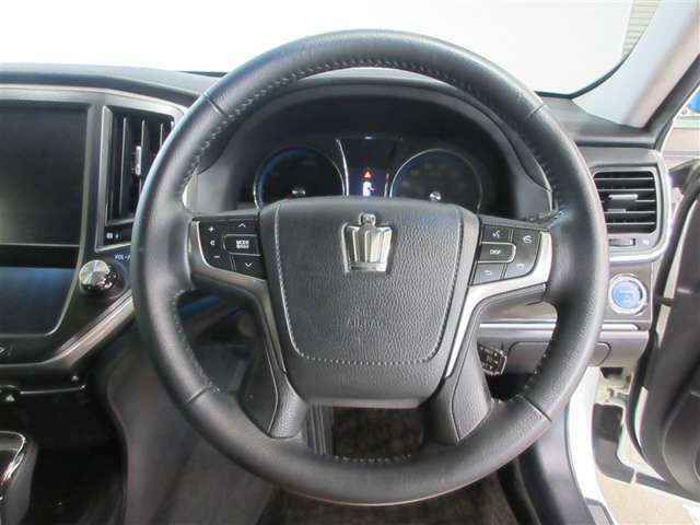 ステアリングスイッチステアリングから手を放さず、運転をしながらさまざまな操作が行えます。