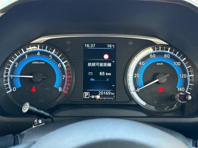 WECARSの展示場では実際に見て、触ってお車をお選びいただけます！知識の豊富な営業スタッフが様々なカーライフをご提案いたします！