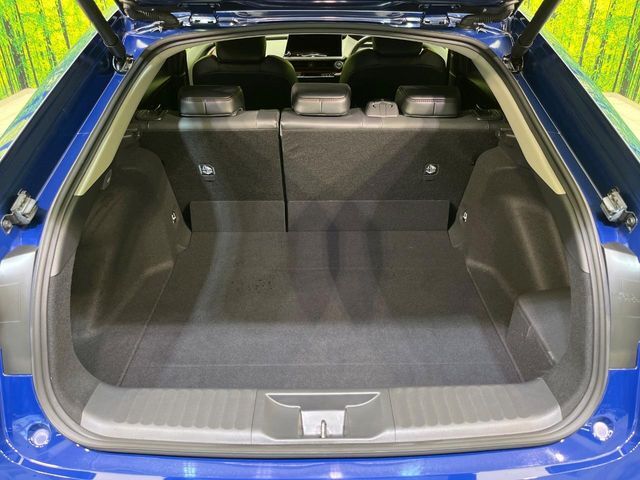 積み下ろしのしやすいデッキにはたっぷりと荷物を積み込んでいただけます。遊びから仕事まで、様々なシーンで頼れます♪