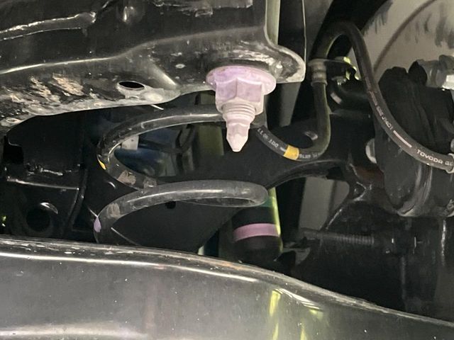 お車を安心してお乗りいただく為には、足回りの定期点検が欠かせません。サービスサポート（有償保証）では無料点検もご提供しており、安心のカーライフをお過ごしいただけるサポート体制が整っています。