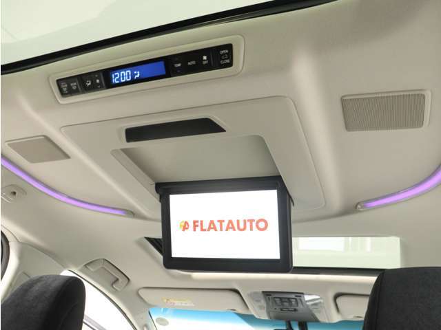 【電動後席モニター】JBLプレミアムサウンド専用！電動開閉後席フリップダウンモニターです。5.1chサウンド対応、17スピーカーの専用音響システムとなり、人気の装備になります。