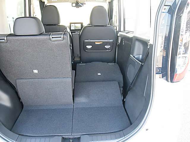 ラゲッジスペースです。リヤシートは可倒式で大きな荷物の搭載にも使えます。