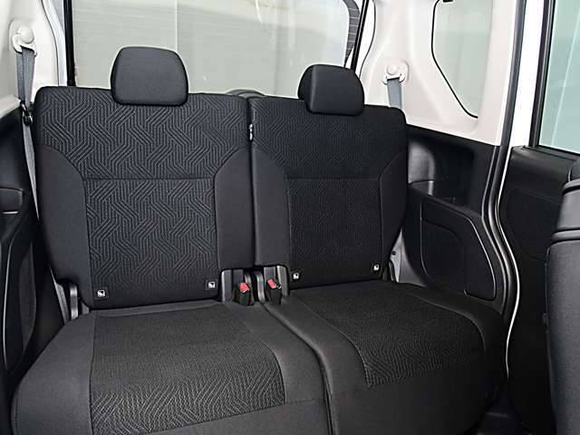 後部座席まわりです。実際に座ってみて乗り心地を体感してみて下さい。