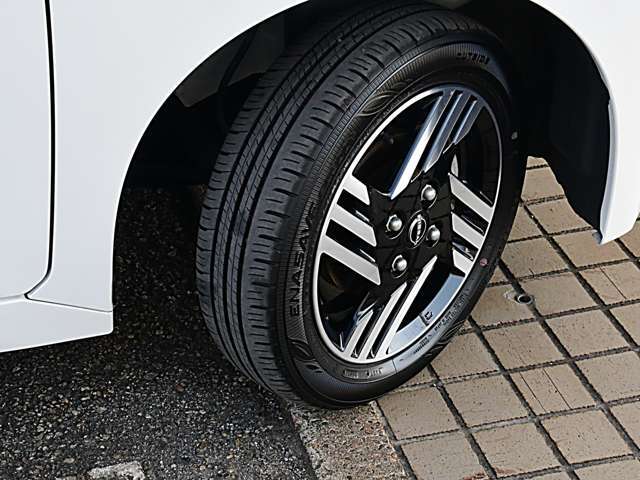 純正アルミホイールです。スチールホイールよりも軽いので燃費も向上します。タイヤの残り溝は御来店時にご確認下さい。