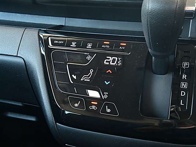 タブレット端末感覚の操作のしやすいタッチパネルを採用したオートエアコンが付いています。