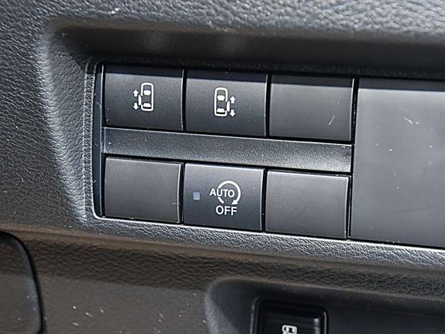 運転席の右側にはアイドリングストップ、ハンズフリーオートスライドドア等のスイッチがあります。