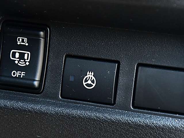 冷えた手を温めてくれるステアリングヒーターが付いています。