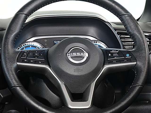 ステアリングの左側ではナビゲーションなどの操作が出来ますし、右側にはプロパイロットの操作スイッチが付いています。