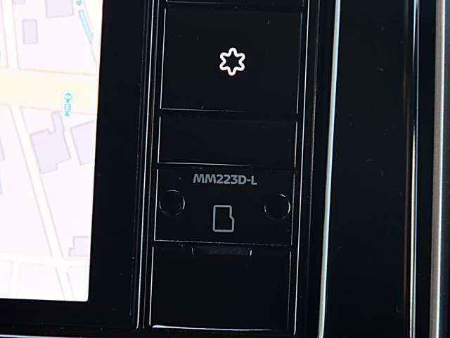 日産純正ナビゲーション9インチの大画面MM223D-Lが付いています。