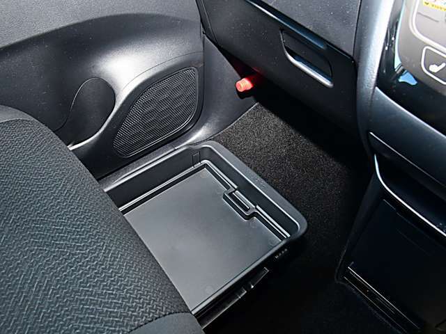 助手席の下にも御覧のように収納が有ります。
