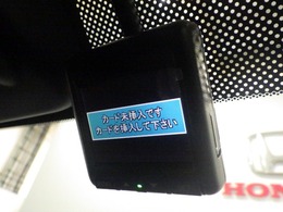 『前後ドライブレコーダー』動画を残すことで万が一の事態に遭遇した時の必須アイテムです！急ブレーキ・急ハンドルが起こった際、自動で記録が上書きされずに保存され、後でPC等で確認出来ます。