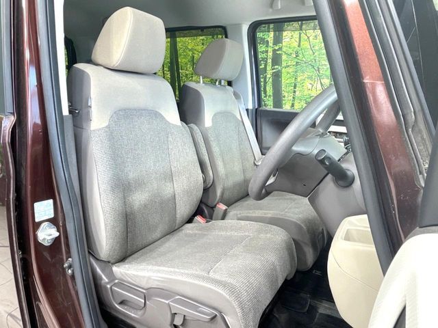 運転席シート廻りは使用感も少なく、良好な状態となっています。前オーナー様が丁寧に使っていたことがよくわかりますね。