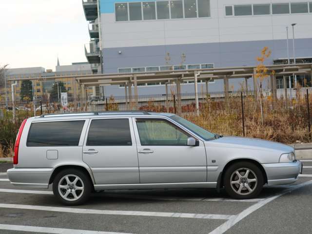 車輌は店舗から国道16号線側に道路一本、約50m位離れた場所に保管しています。シャッター内に入っている車輌も有りますので、前もってご連絡頂ければ屋外に出して置く事も可能です！！是非一度、見に来て下さい♪